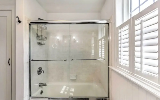 Walkable New Haven Retreat w/ Ocean Views!