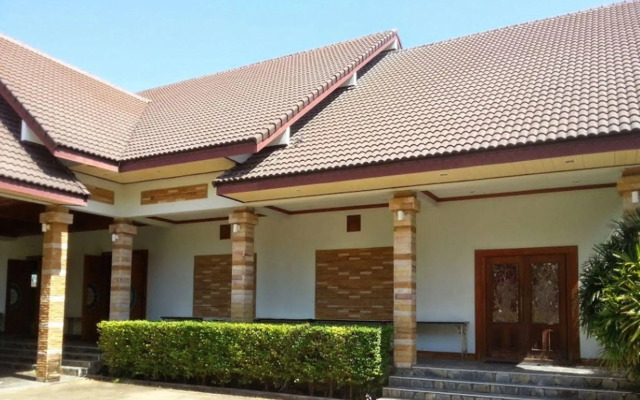 Thong Paeka Hotel