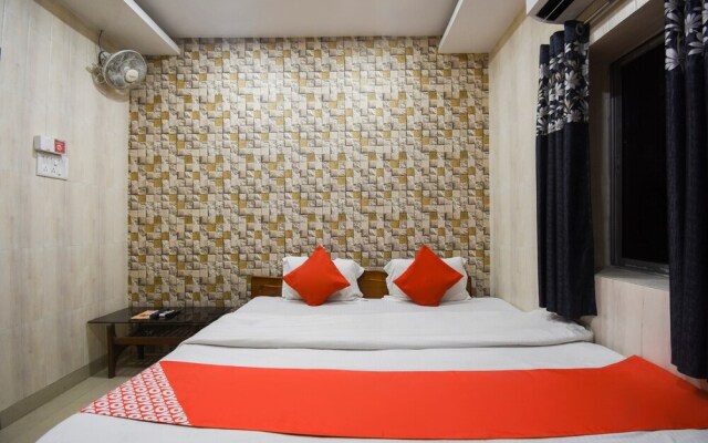 OYO 41435 Golden Residency