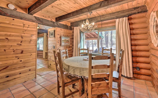 Near Dining, Hiking & Golf: Pinetop Log Cabin!