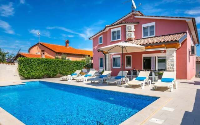 Nicole Comfortable Holiday Residence