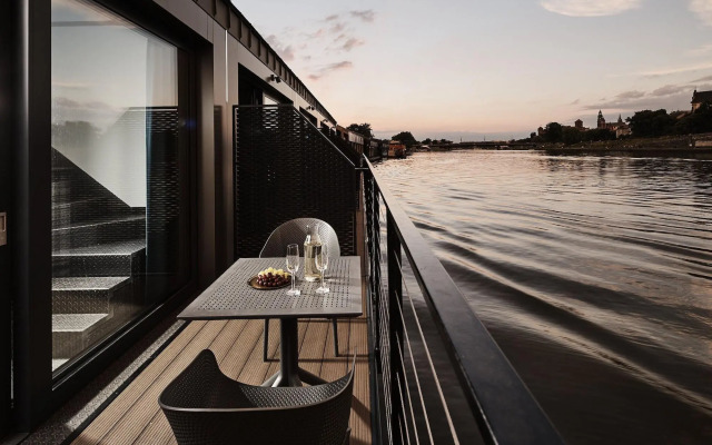 New Port Hotel