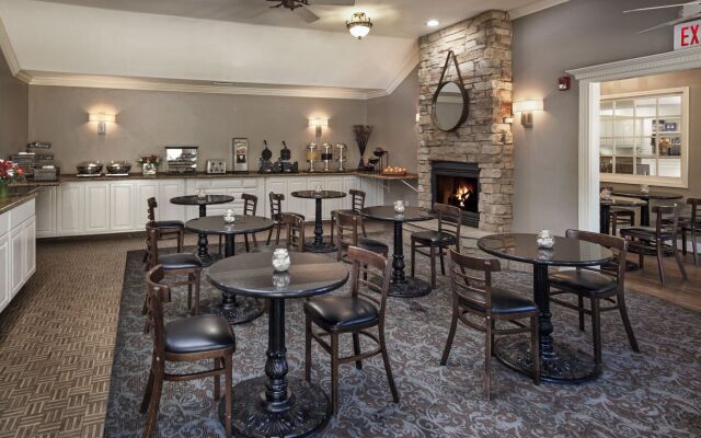 Pelican Inn & Suites