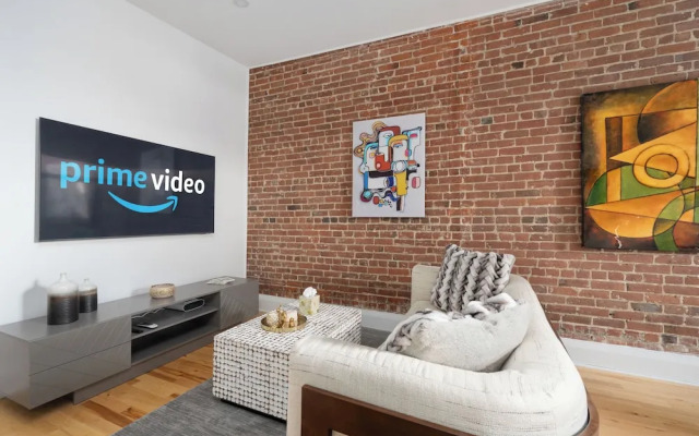 Downtown Luxe - Parking, Metro, King Bed, Sleeps 6