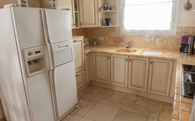 Fabulous Holiday Home With Swimming Pool in Narbonne