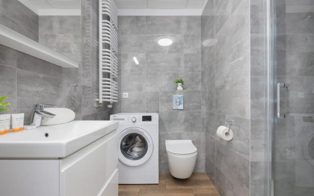 Studio With Balcony Wola by Renters