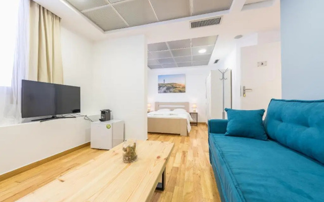 Central 3 bdrm apt for 12, Fresh Renovated!