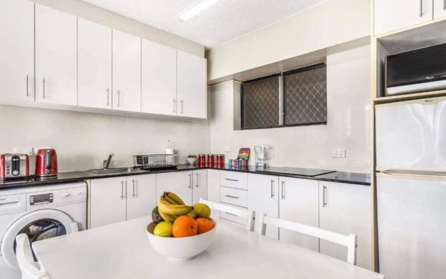 Surfers Paradise Retreat With Free Parking