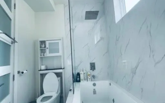 Gorgeous 3 bedroom lake house Suite!