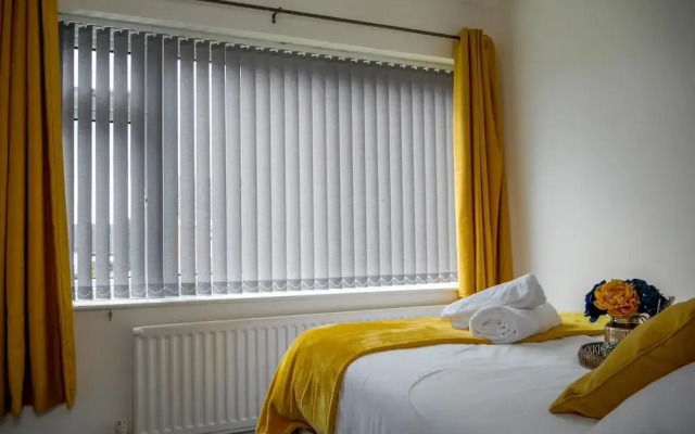 Stylish 4 Bed Apartment- Private Garden & Sleeps 8
