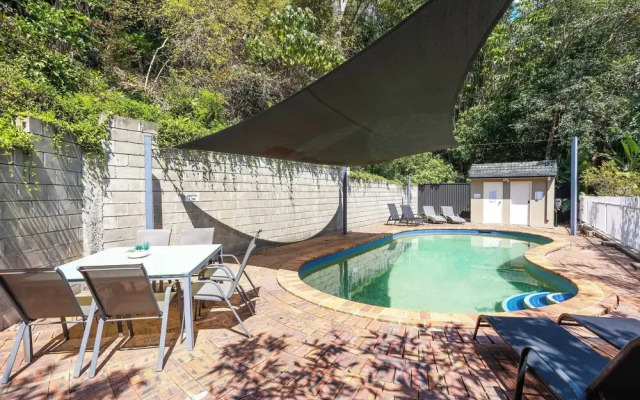 Hillside in the heart of Burleigh