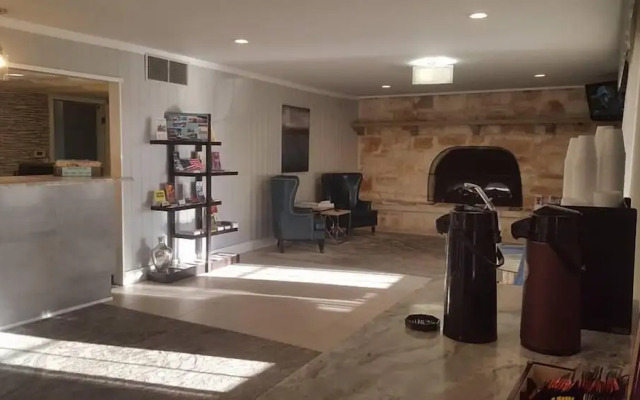 Sunday House Inn and Suites