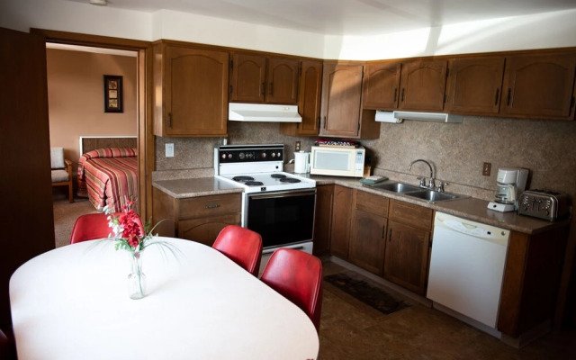Adams Golden Acres Motel