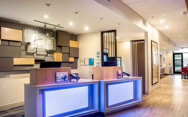 Holiday Inn Express & Suites Racine by IHG