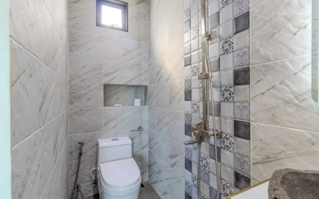 5BR Villa Waterfall Pool Movie Room V257