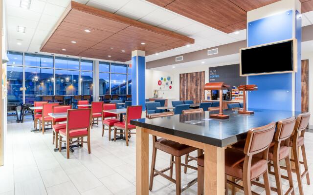 Holiday Inn Express & Suites Springfield North by IHG