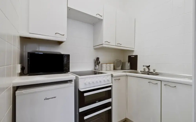 Tenby Studio Apartment - Stroll to Beach and Town