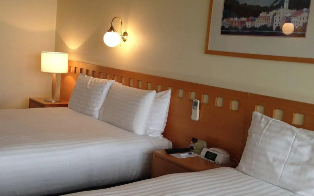 Lakes Hotel