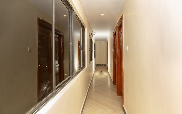 OYO 22105 Hotel Half Moon Inn