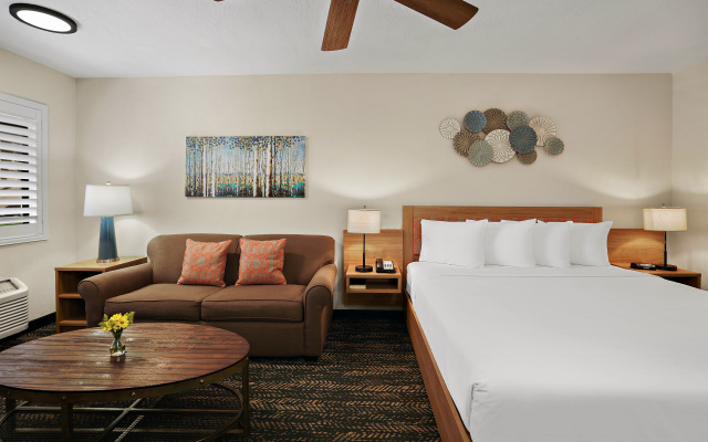 La Fuente Inn & Suites