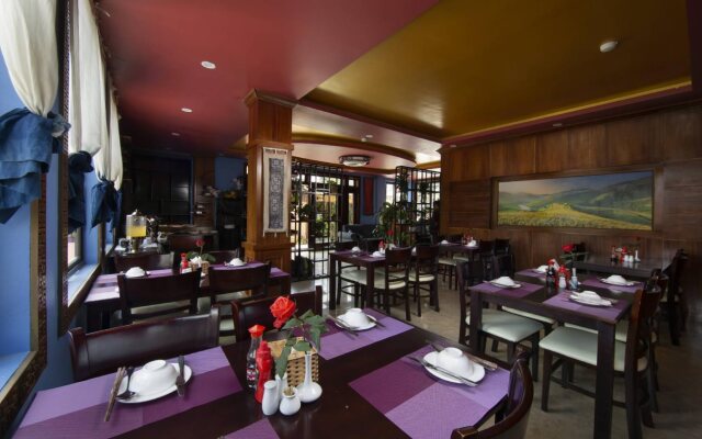 Saparis Hotel