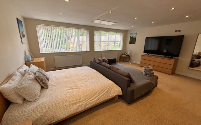 12 Guests - Hot Tub - Free Parking in Huddersfield