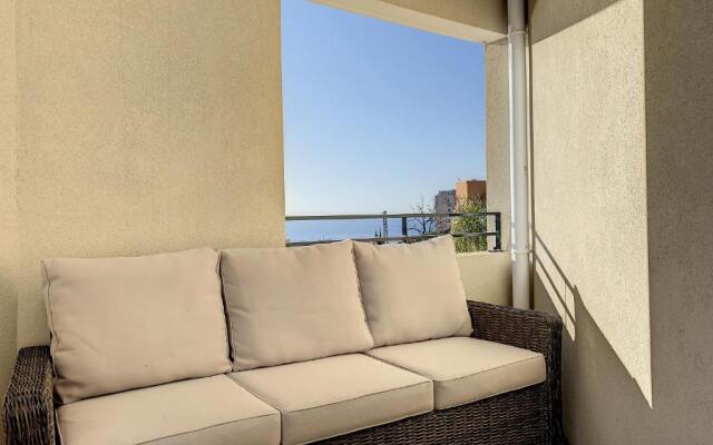 2br apartment with parking near Monaco