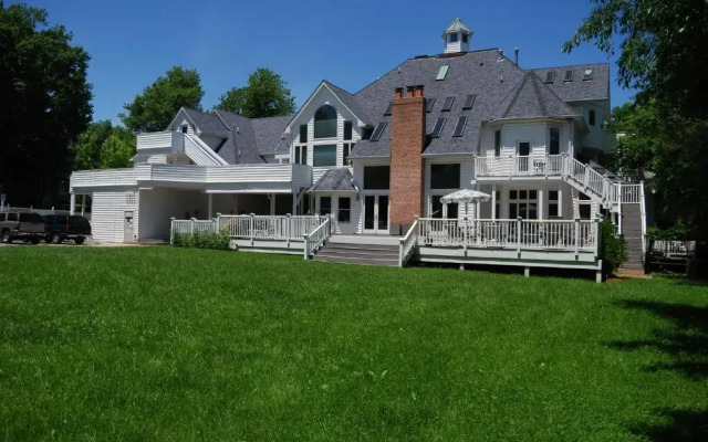 The Columbia Inn at Peralynna Manor