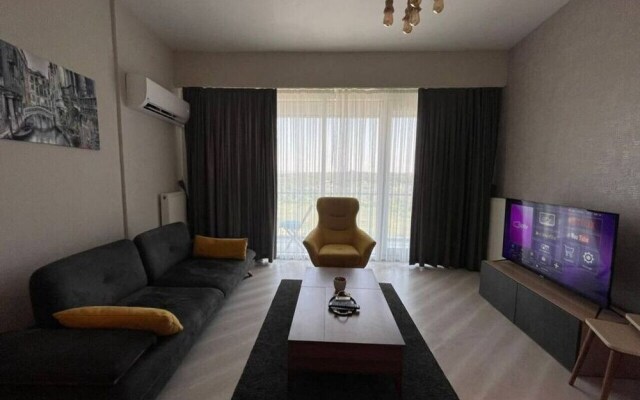 Lovely 1-B Living Apt Terrace Near Mall of Istanbul