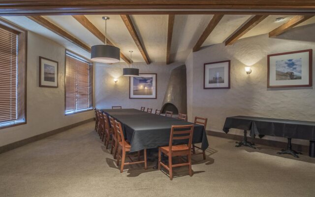 Four Points by Sheraton Edmonton South