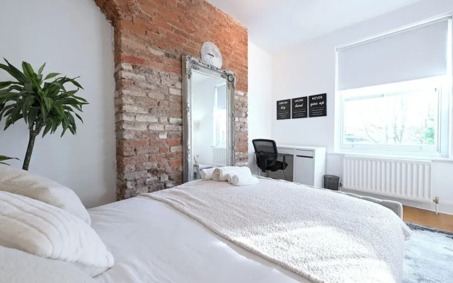 Close to Tube - Free Parking - Pet Friendly