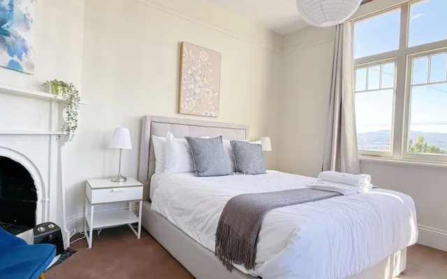 StayAU 2BR Home w/ Stunning Views in Tasmania