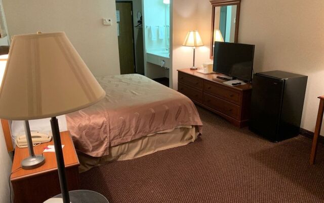 Lomira Inn and Suites