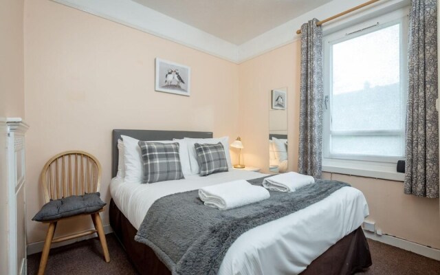 Homely & Central 2 Bed Flat with Parking