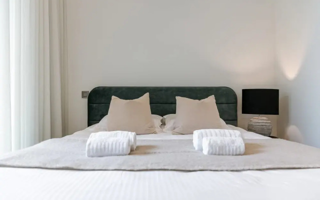 Serene Dikefront Apartment With en Suite Bedrooms and Stunning Views