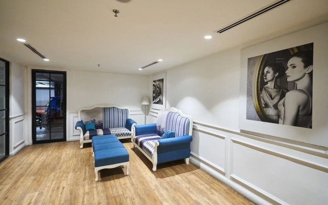 OYO Home 44050 Essential Studio Empire Marriot