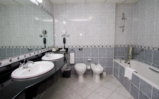 The Panari Hotel - Near Jomo Kenyatta International Airport