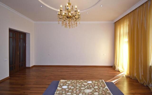 Tumanyan street, 3 bedrooms New Renovated apartment TM662