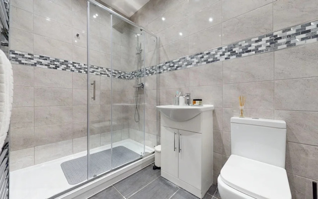 Charming 5-bed House in Romford