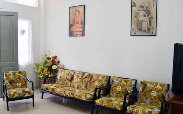 Senyum Senyum Holiday House