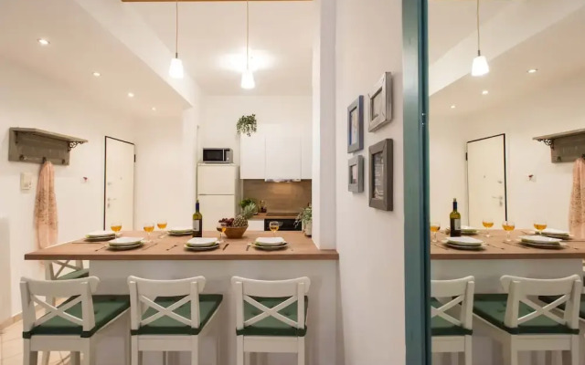 Blue Ark Comfort near Acropolis