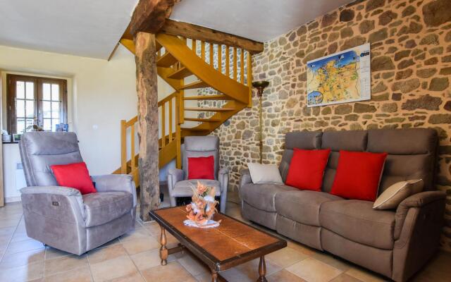 Charming Holiday Home in Bonnemain overlooking a Pond