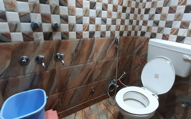 Room in Guest Room - Posh Foreigners Place,couples Allowed Lajpat Nagar