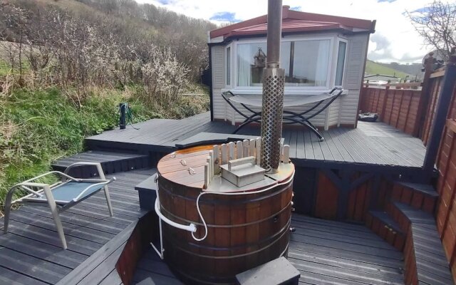 Charming 3-bed Caravan Cymtydu