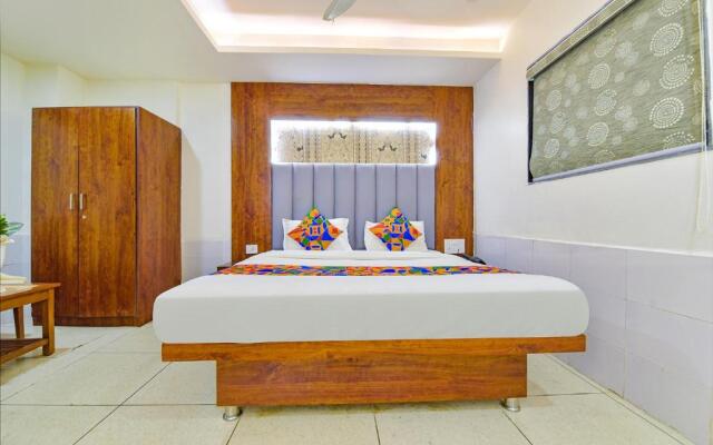 Fabhotel Royal King