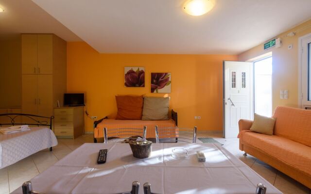 Kyparissia Garden Retreat - Sunny Master Suite