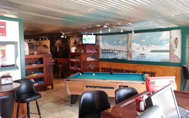 Lowes Wharf Marina Inn