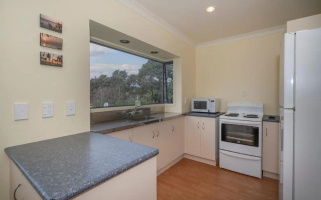 Hosts on the Coast Laze Away on Cook