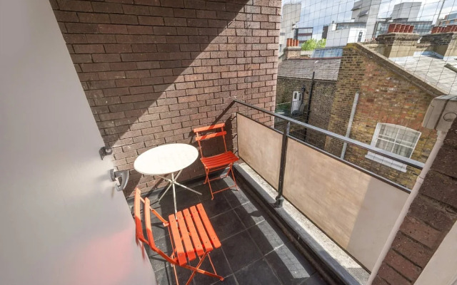 The Snug Spot - Fitzrovia - By Frankie Says