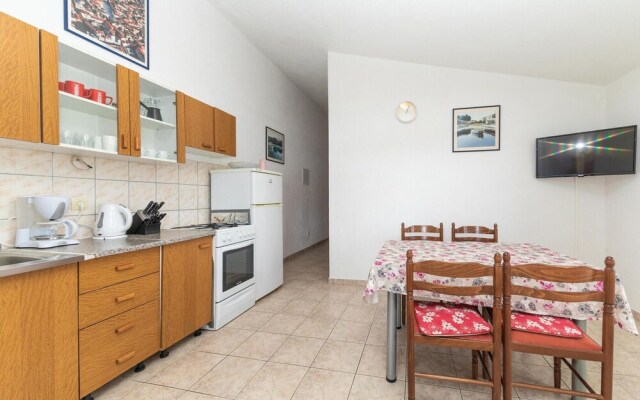 Nice Apartment in Vinisce With 2 Bedrooms and Wifi